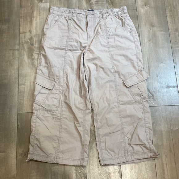 Aeropostale High-Rise Cropped Utility Cargo Pants in Khaki. Size Large. - Picture 4 of 5